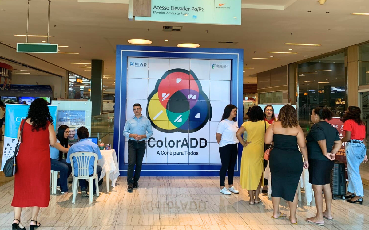 Ação com o sistema que propicia acessibilidade para pessoas com daltonismo. Foto: Divulgação