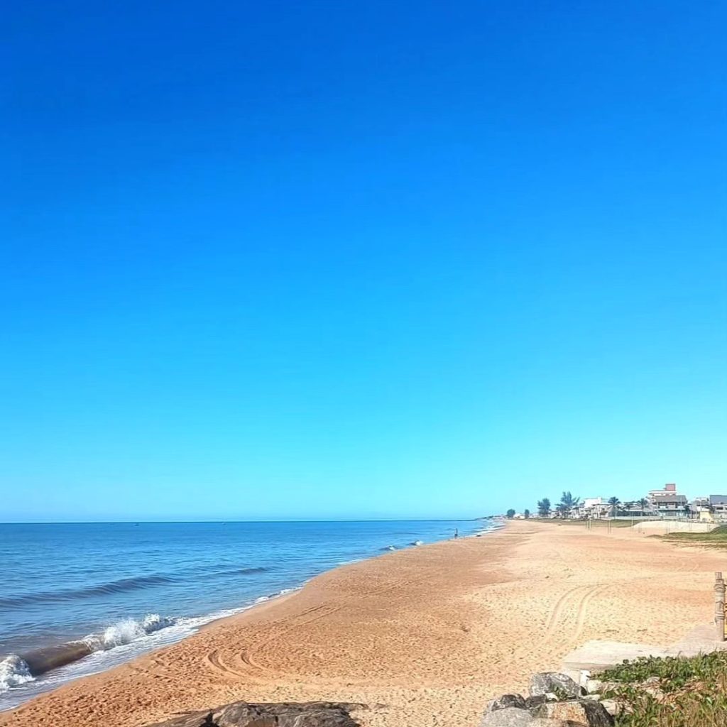 Praia da Barra: diversão à beira mar em Marataízes Praia da Barra: diversão à beira mar em Marataízes