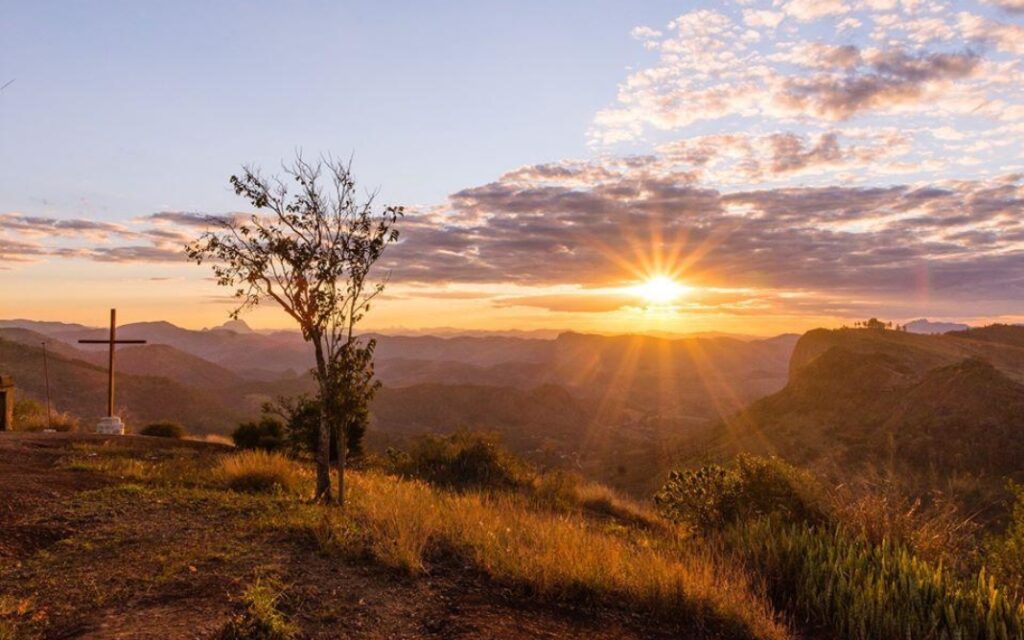 Os visitantes também podem assistir ao lindo pôr do sol da capela. Foto: Prefeitura Municipal de Itarana