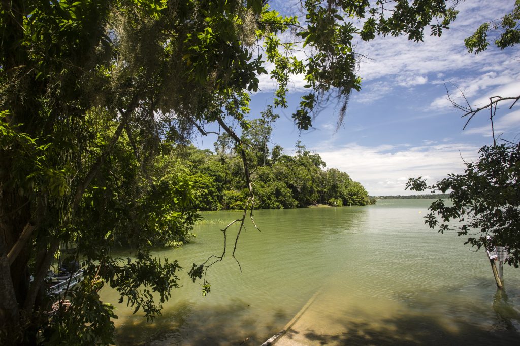 &nbsp;Há praias públicas e infraestrutura de bares e restaurantes ao redor da lagoa. Foto: Vitor Jubini / MTur
