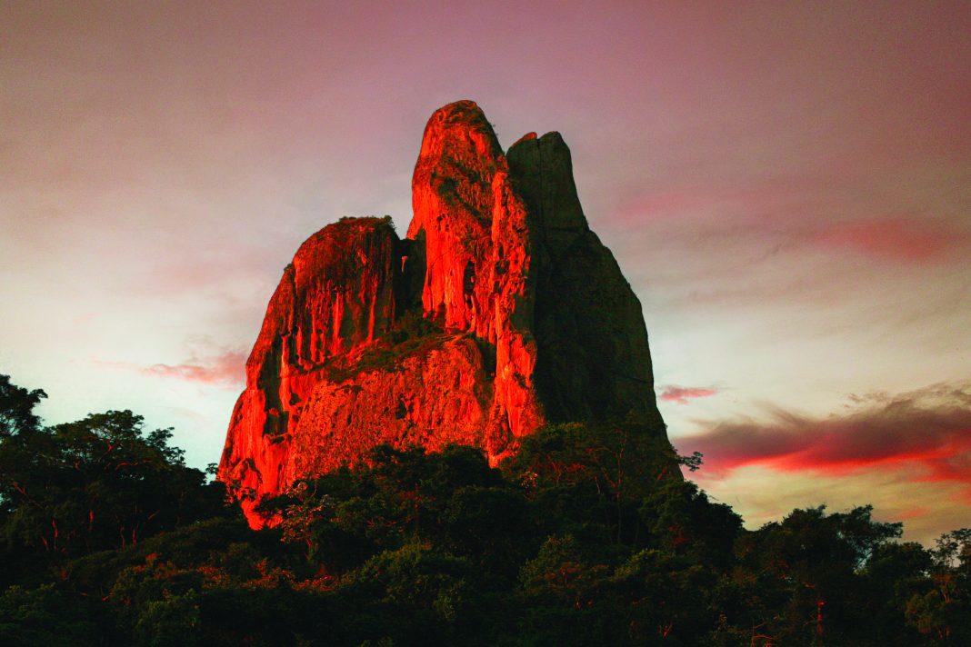 A Pedra dos Três Pontões, em Afonso Cláudio, é um ícone do turismo de aventura. Com suas imponentes formações rochosas, oferece escaladas desafiadoras e vistas panorâmicas incriveis. Foto: E.J Manzi/ MCCVV