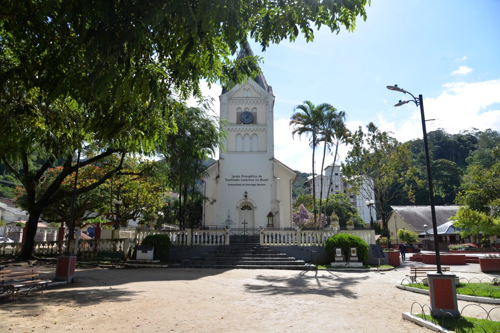 A Igreja Luterana no meio da Praça Arthur Gerhardt. Foto: Fabrício Lima/Next Editorial
