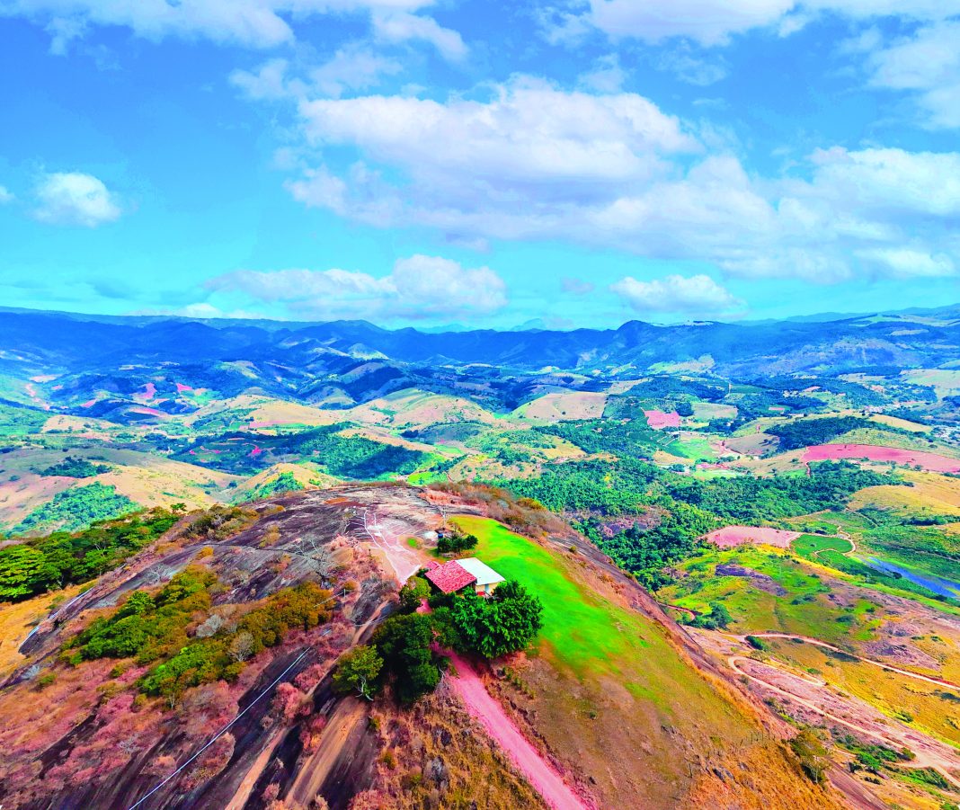 A subida desafiadora até o tpo da rampa, que está a 670 metros de altitude, reserva um bélissimo cartão-postal. Foto: Fabricio Lima