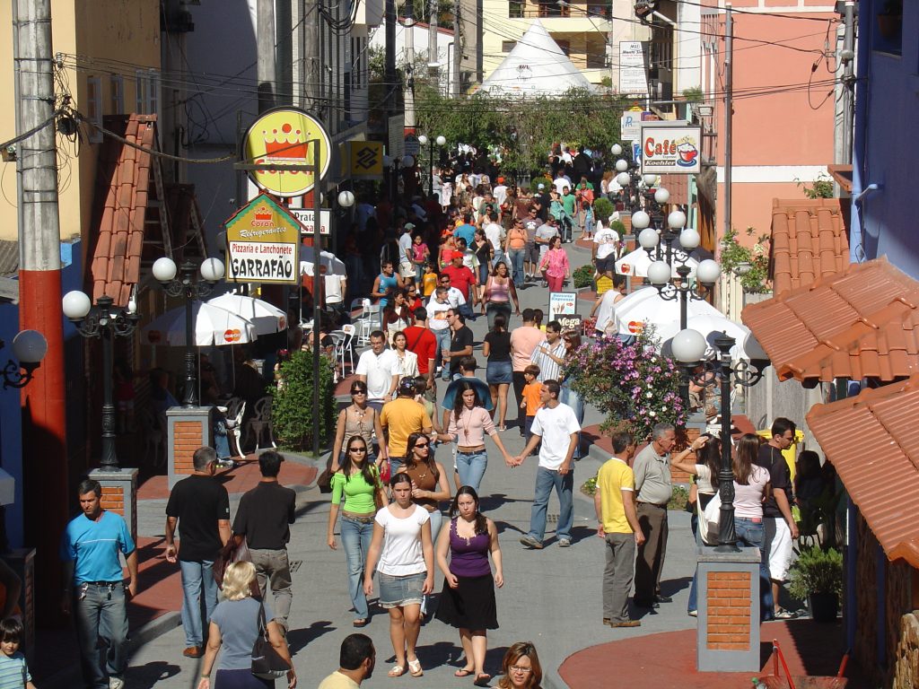 A Rua João Baptista Wernersbach, também conhecida como Rua de Lazer, é uma das mais movimentadas da cidade. Foto: Prefeitura de Domingos Martins