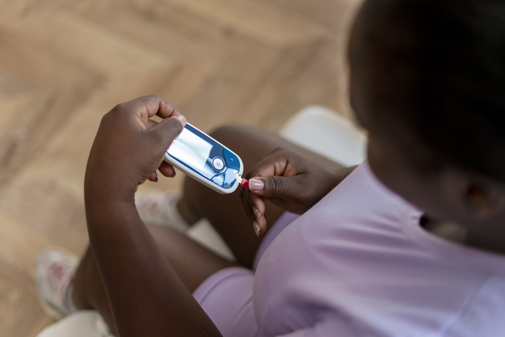 Medir os níveis de glicose sanguínea é importante para o tratamento da diabetes. Foto: Freepik