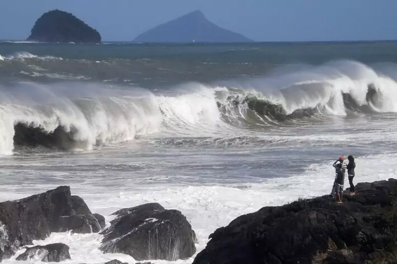 Ondas podem chegar aos cinco metros de altura entre o litoral norte paulista e a Região dos Lagos, no Rio, segundo Marinha. Na foto, praia de Boiçucanga, em São Sebastião (SP), em dia de ressaca. Foto: Marcio Fernandes/Estadão / Estadão