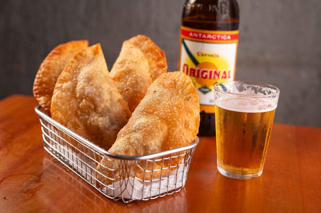 Pastel de torresmo com goiabada, do Bar do Paulista Colina, na Serra. Foto: Roda de Boteco/Divulgação