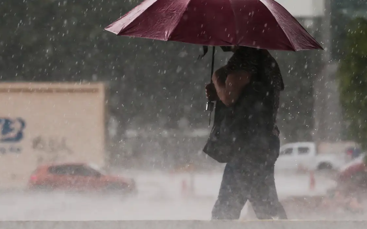 Na segunda, o ES terá chuva forte pela manhã, aberturas de sol à tarde e pancadas à noite - Foto: Marcello Casal Jr/Agência Brasil