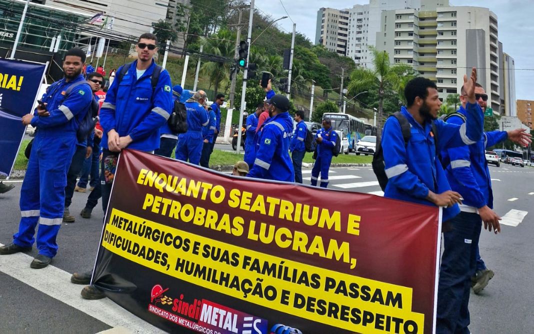 Trabalhadores do Estaleiro Jurong de Aracruz protestam contra a Seatrium em frente a Petrobras, em Vitória. Foto: Ana Lucia Ayub