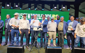O governador Renato Casagrande ao lado de autoridades políticas no Sustentabilidade Brasil. Foto: Governo do ES