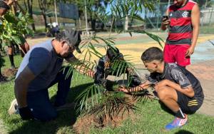 Jovens plantam árvores em Cariacica. Foto: Prefeitura de Cariacica