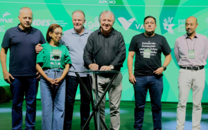 Representantes do poder público recebem relatório da organização do evento. Foto: Divulgação