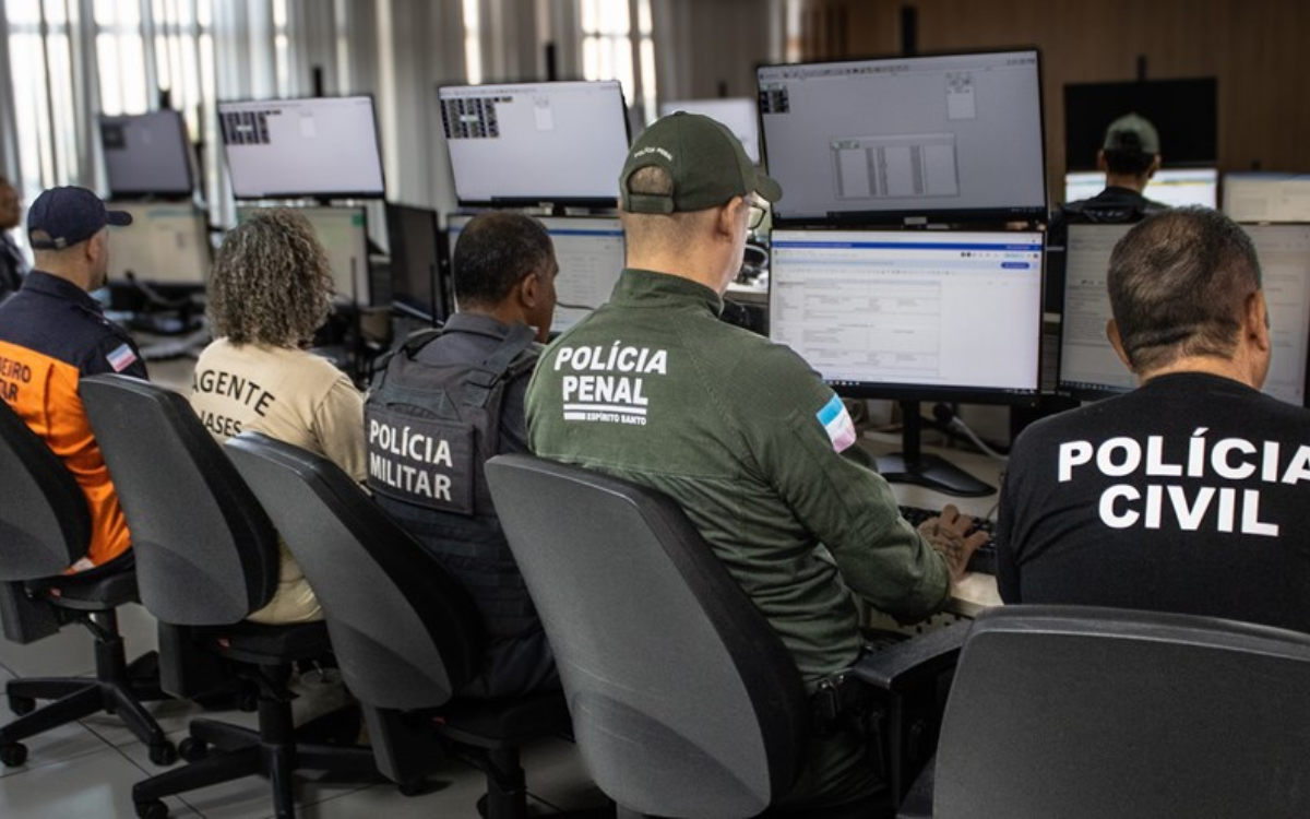 Agentes de segurança analisam dados de assassinatos. Foto: Sesp/Governo do Estado do ES