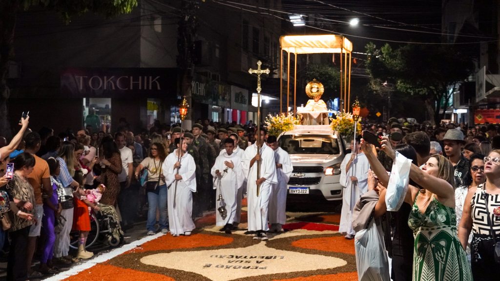 Castelo une tradição e fé com os tapetes de Corpus Christi