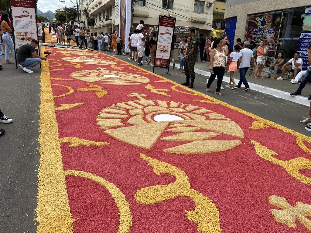 Castelo une tradição e fé com os tapetes de Corpus Christi