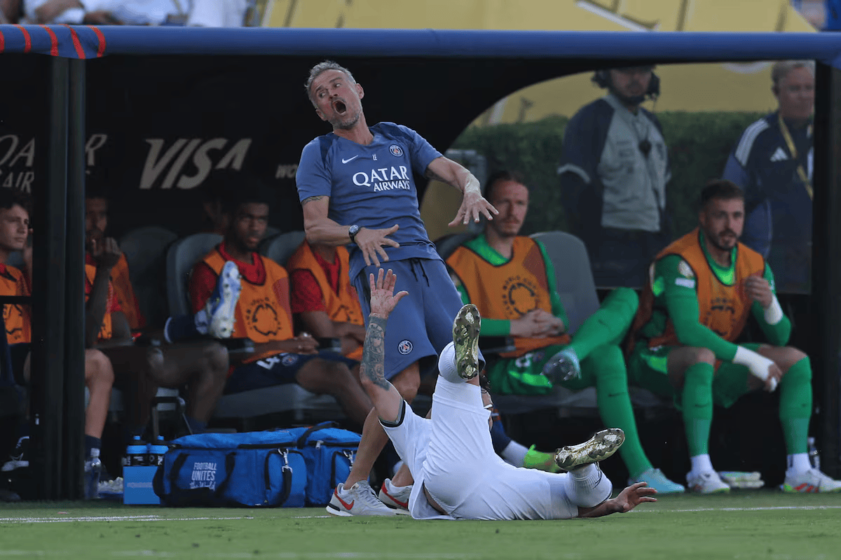 Luis Enrique reage após queda de jogador do Botafogo à sua frente, em Pasadena. Foto: Stu Forster/AFP