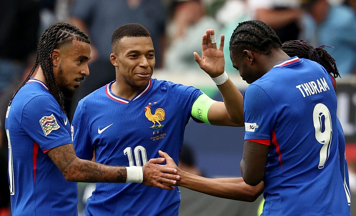 Jogadores da França comemoram durante a partida contra a Alemanha neste domingo. Foto: Franck Fife/AFP