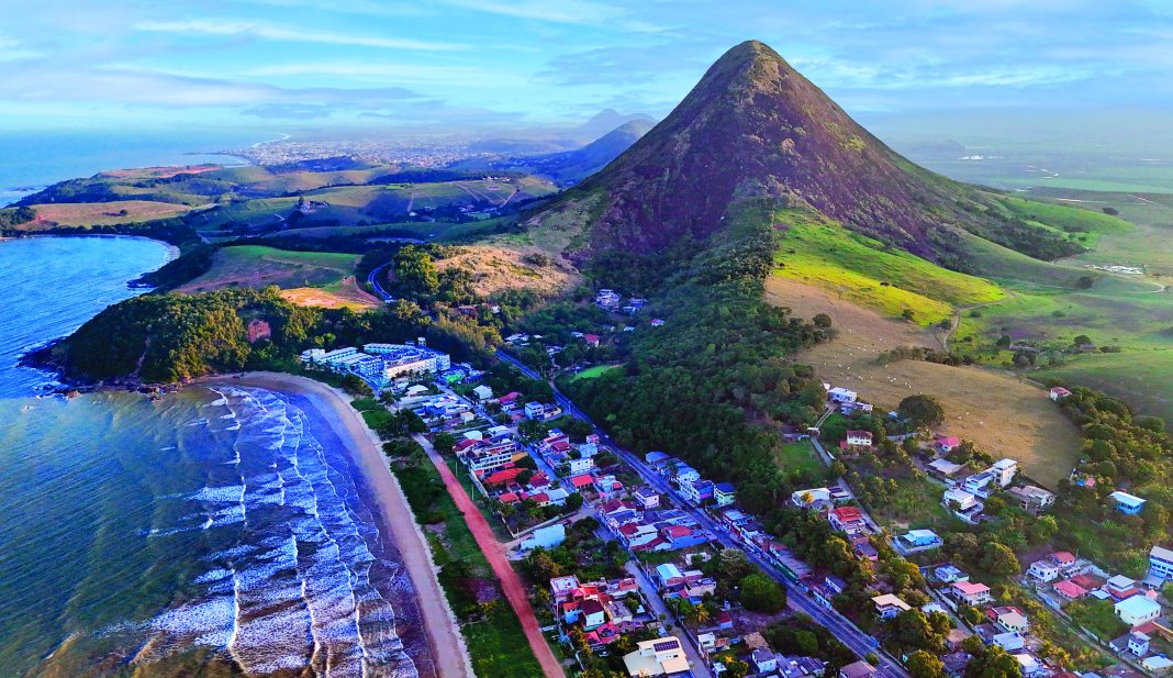 O Monte Aghá se destaca na paisagem de Itapemirim. Fabricio Lima/ES Brasil