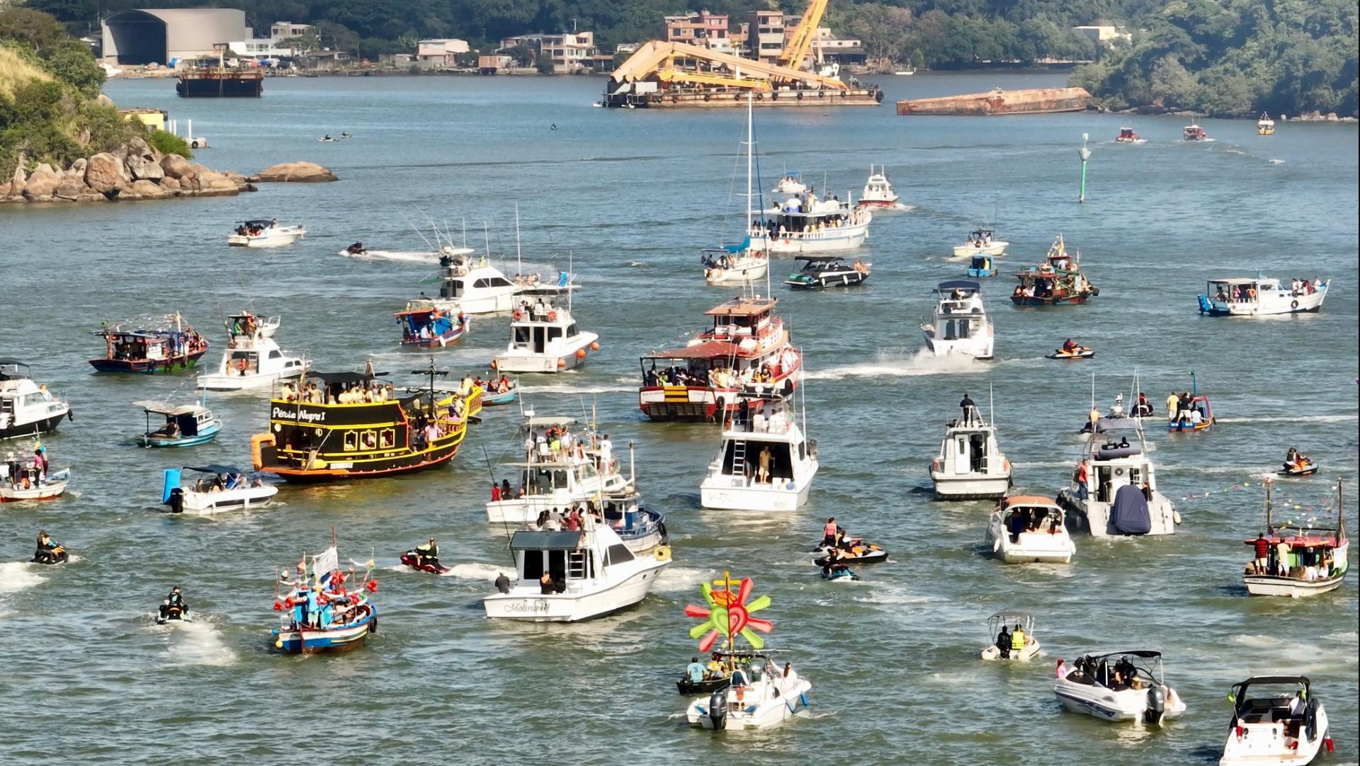 Procissão marítima na baía de Vitória em homenagem à São Pedro. Foto: Gabriel Werneck/PMV