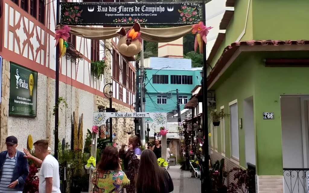 Rua de Lazer: o coração turístico de Domingos Martins Moradores de Domingos Martins chamam a Rua das Flores de rua mais germânica do ES. Foto: Instagram/@ruadasflores.espacodm