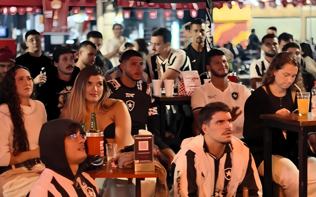 No último confronto contra o Paris Saint-Germain (PSG), o Birita reuniu mais de 50 torcedores botafoguenses - Foto: Instagram/@biritaruadalama
