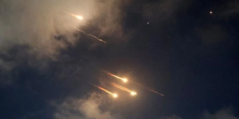 Ao menos alguns desses mísseis foram interceptados pelo sistema de defesa aérea israelense | Foto: JACK GUEZ / AFP / CP