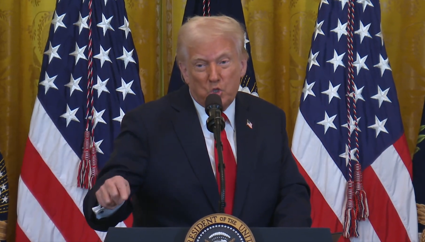 Donald Trump anuncia extensão de tarifas sobre produtos mexicanos por 90 dias, buscando um novo pacto comercial e de segurança fronteiriça com o México. Foto: RS/Fotos Públicas