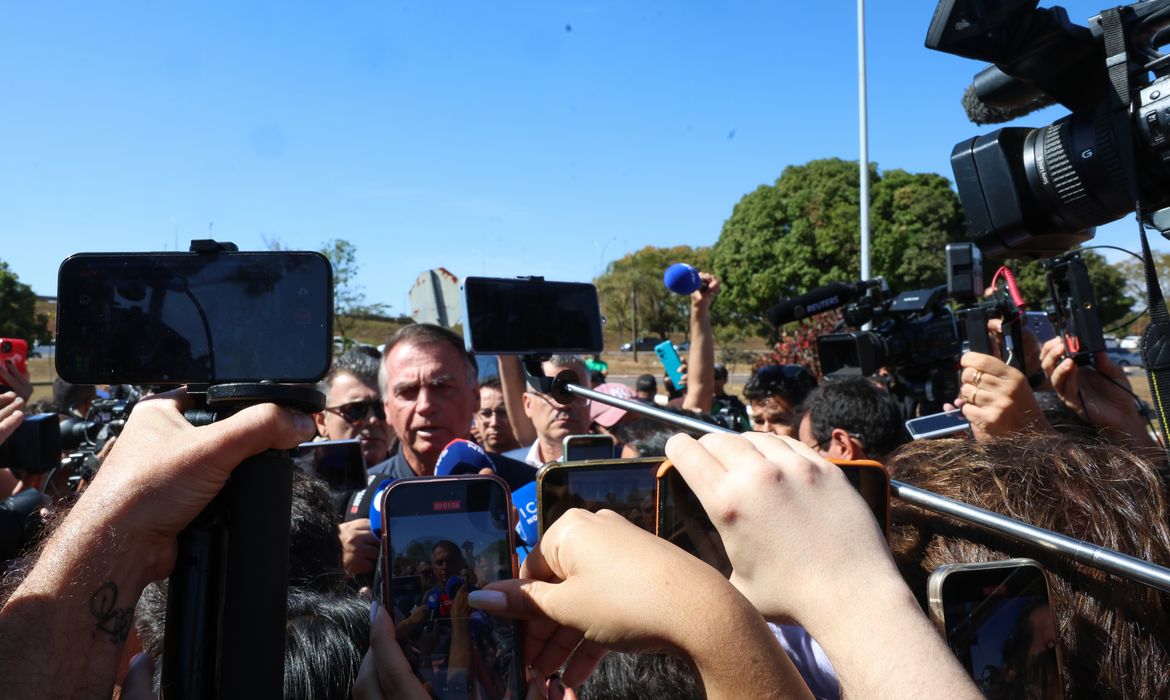 Bolsonaro criticou as medidas cautelares impostas pelo STF e disse que nunca pensou em sair do país.© Foto Antônio Cruz / Agência Brasil