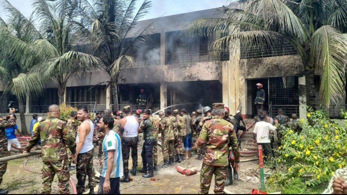 Avião militar cai em escola em Bangladesh, deixando 19 mortos e 116 feridos. A Força Aérea de Bangladesh investiga o acidente. Foto: reprodução da web