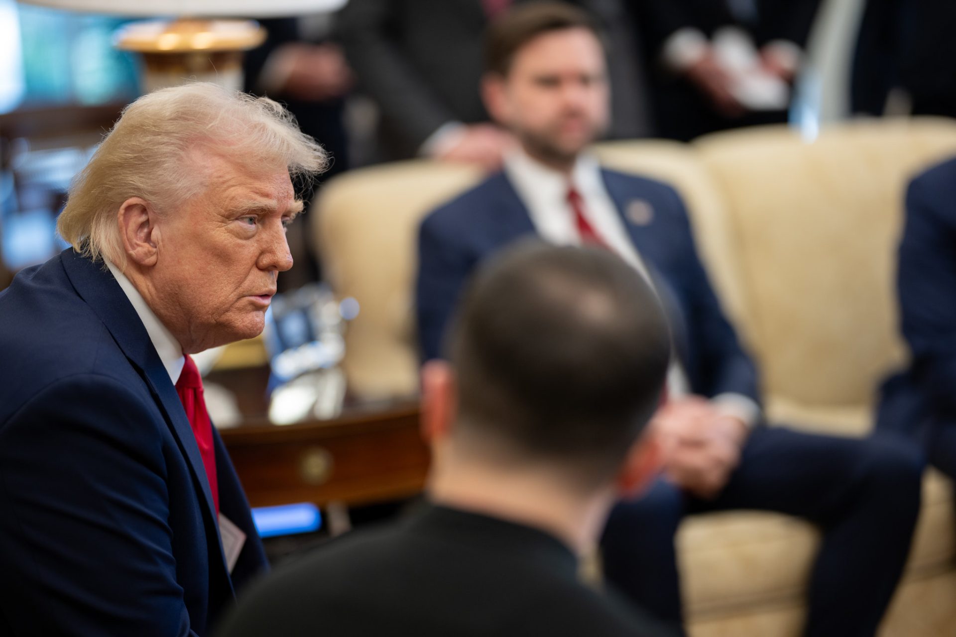 Donald Trump ameaça aplicar tarifas contra a Rússia em 50 dias, se não houver acordo sobre Ucrânia. Foto: Daniel Torok/White House