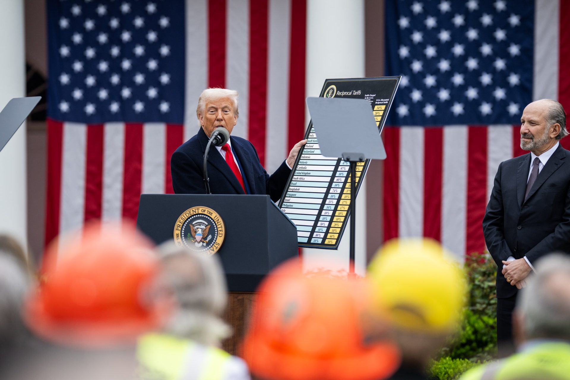 Taxas de 50% de tarifas impostas pelos EUA ameaçam negócios industriais no Brasil, alerta diretor da CNI, causando perda de receita e prejuízos a longo prazo. Foto: Daniel Torok/ White House