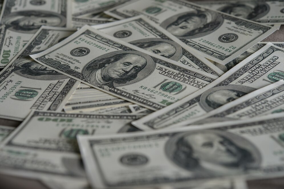 O Tesouro Nacional captou US$ 2,5 bilhões com o Global 2056, registrando o menor prêmio de risco em 10 anos. A forte demanda reflete a confiança do mercado. Foto: FreePik / Fotos PúblicasFoto: FreePik / Fotos Públicas