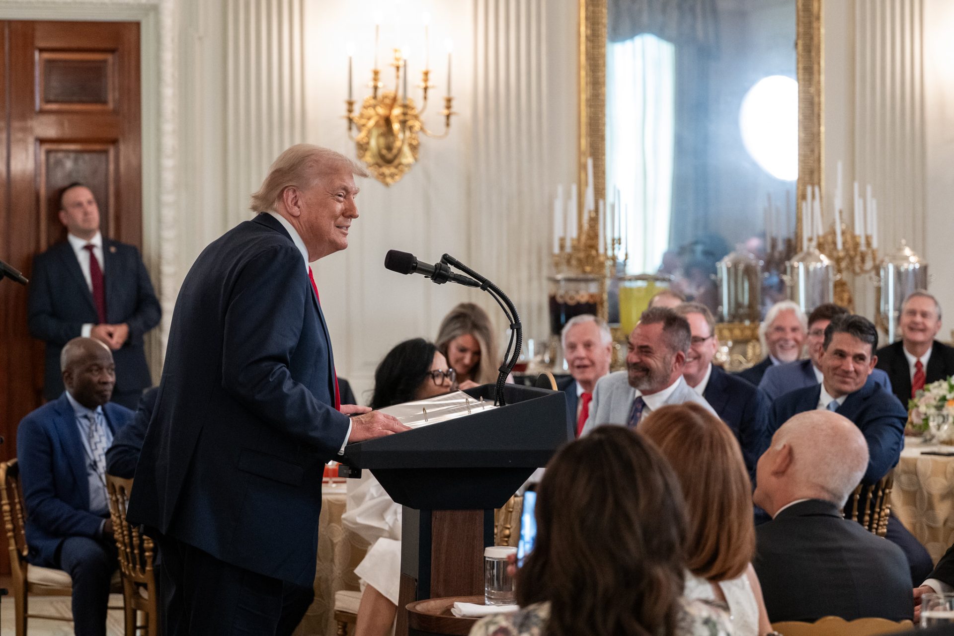 O governo de Donald Trump divulgou o Plano de Ação de IA da América: Ganhando a Corrida para superar a China na corrida pelo domínio tecnológico. (Foto Joyce N. Boghosian) White House - Fotos Públicas