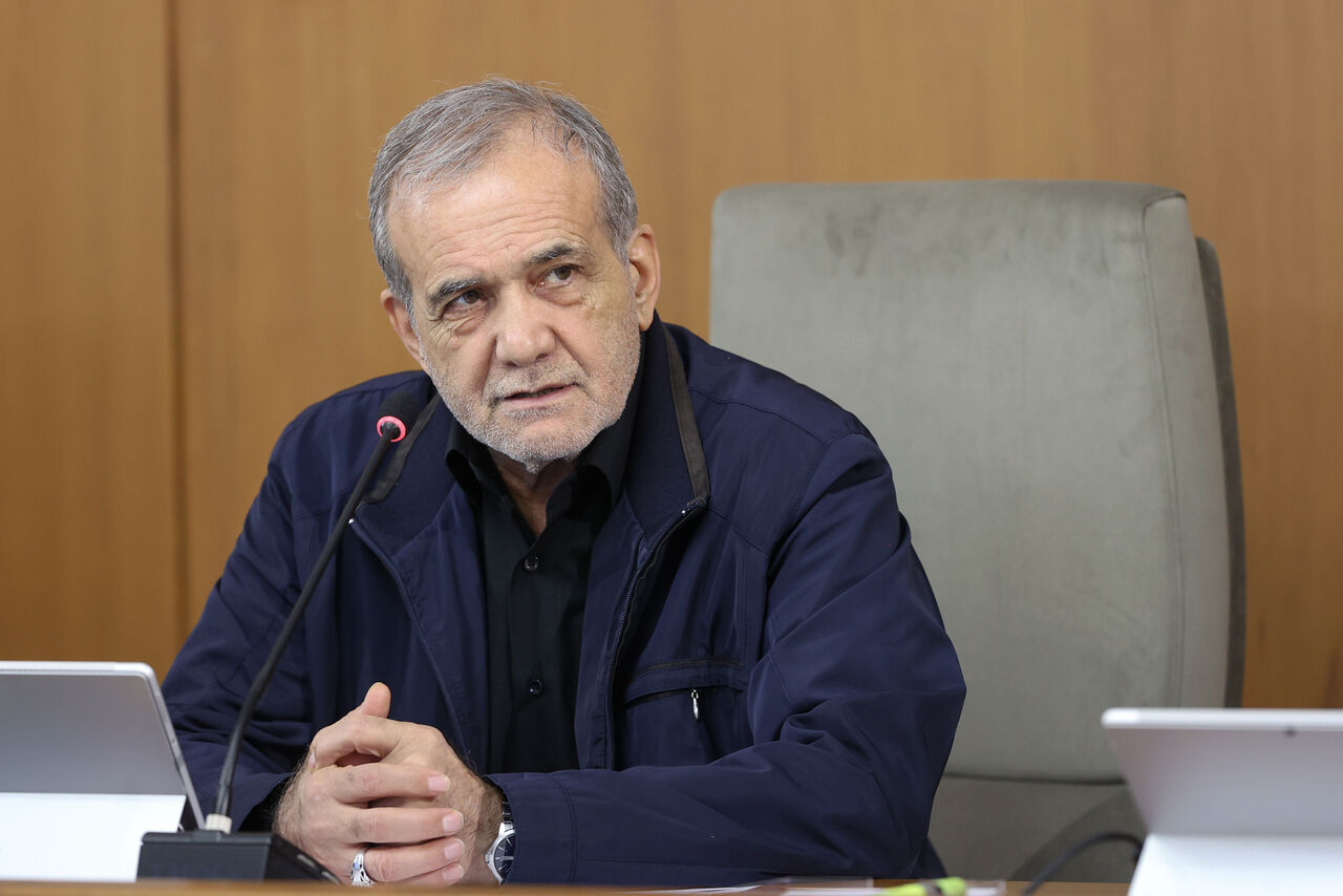 O presidente do Irã nega buscar armas nucleares e reforça a capacidade do país de se defender, criticando Israel em entrevista ao apresentador Tucker Carlson. Foto: IRNA/fotos públicas