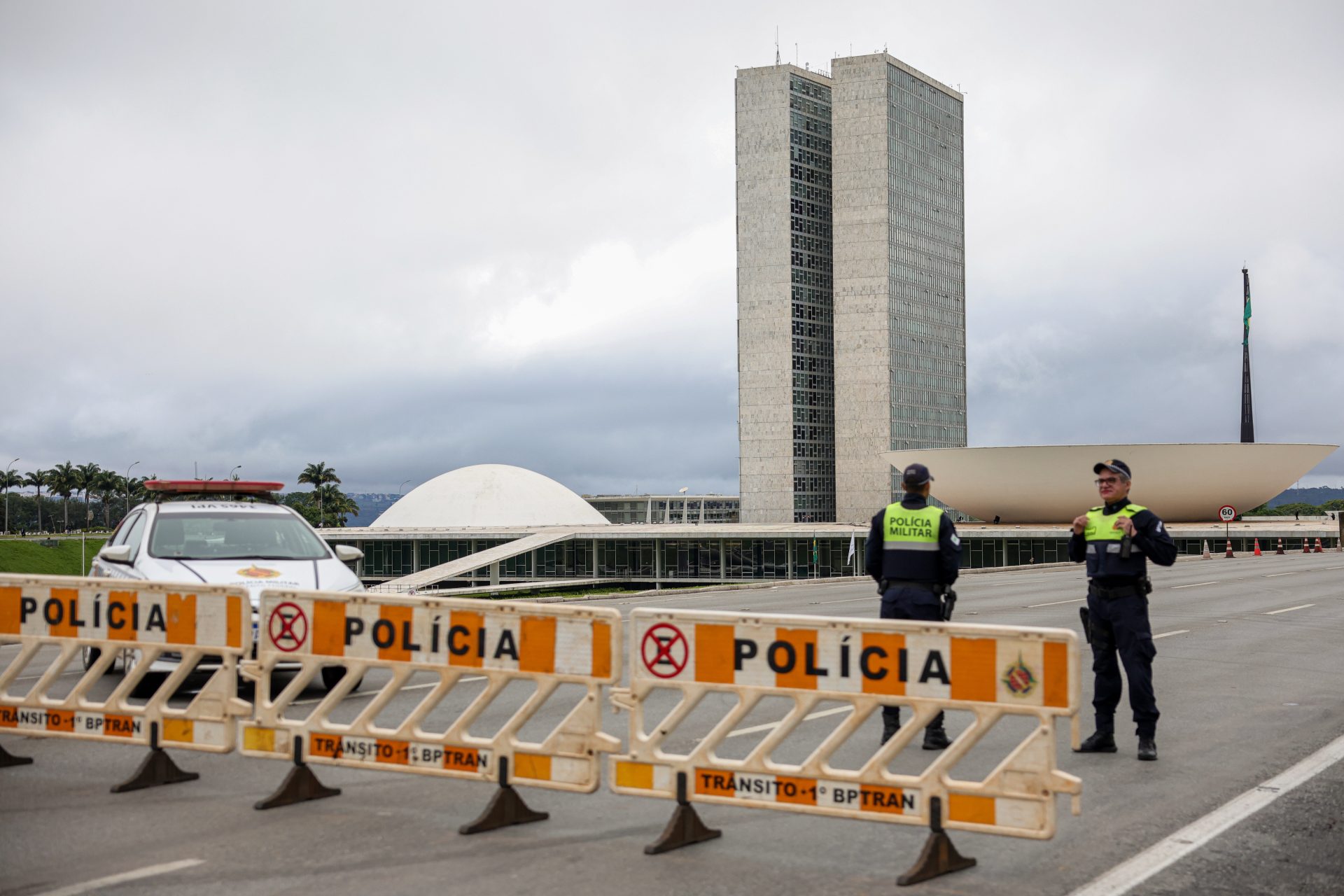 Brasília reforça segurança na Praça dos Três Poderes para o julgamento crucial do ex-presidente Bolsonaro e outros 7 réus no STF por tentativa de golpe. Foto: Fabio Rodrigues-Pozzebom/ Agência Brasil