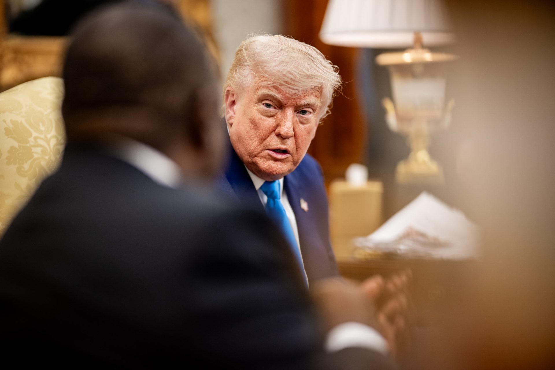 Trump anuncia tarifas sobre móveis e 100% em filmes estrangeiros para proteger setores tradicionais dos EUA. Foto: Casa Branca por Daniel Torok/Fotos Públicas