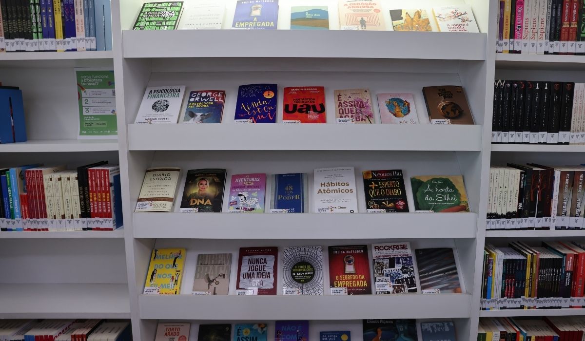 A Biblioteca Transcol está com várias obras conhecidas nacionalmente e internacionalmente. Foto SECULT
