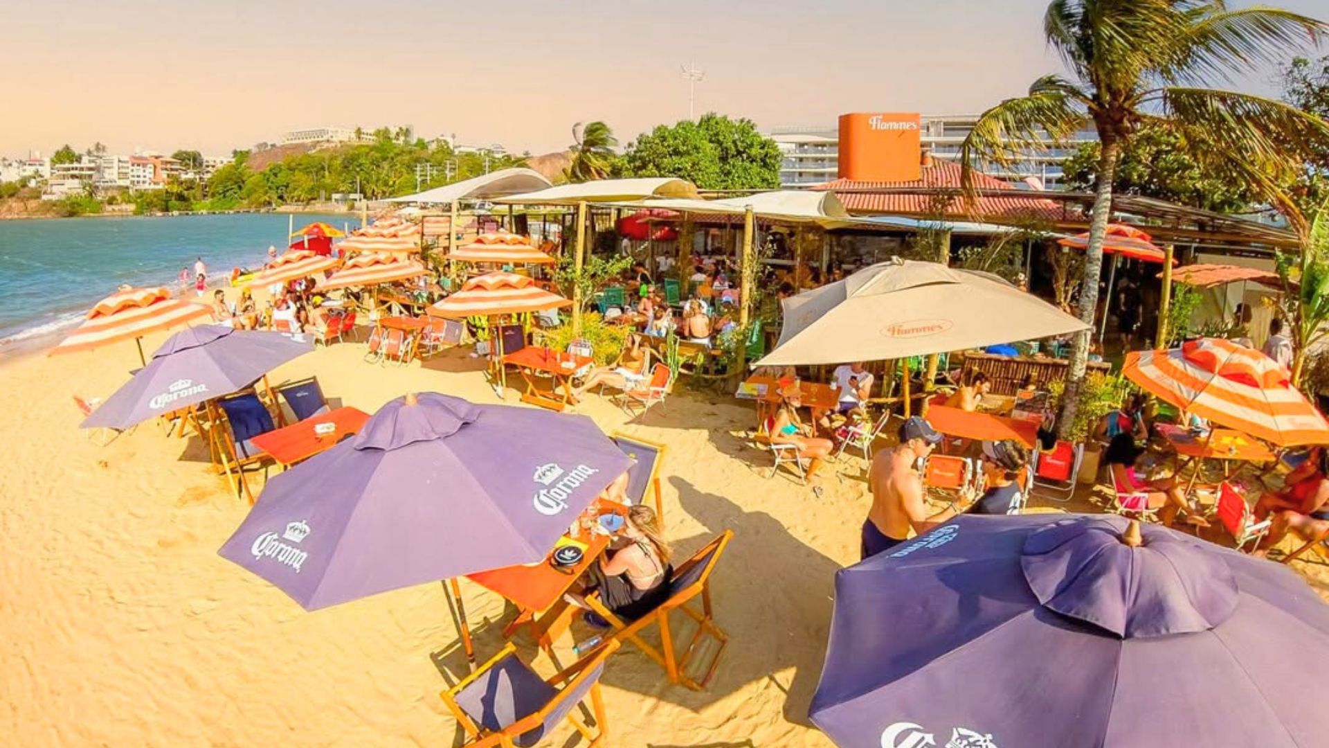 Flammes Praia oferece drinks na beira da praia da Curva da Jurema. Foto: Instagram/@flammespraia