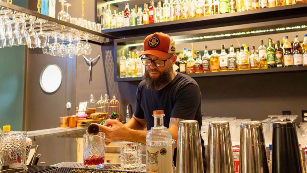 Bartender preparando drinks no Oli Oli drinkeria. Foto: Instagram/@oliolidrinkeria