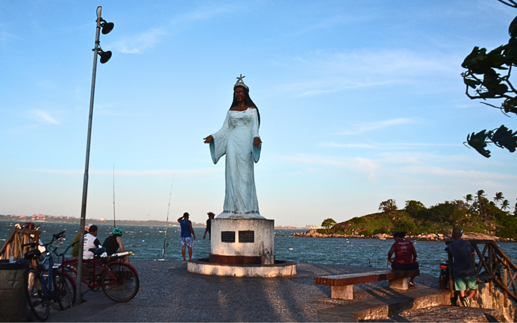 Vitória e Vila Velha: 10 roteiros turísticos para fazer de bike A estátua de Iemanjá é atração na Praia de Camburi. Foto: André Serafim/ES Brasil