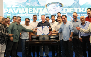 Governador Casagrande e prefeitos na assinatura da Ordem de Serviço. Foto: Governo do ES