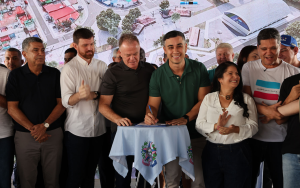Representantes do Governo do Estado e da Prefeitura da Serra comemoram obras de esgotamento sanitário na Serra. Foto: Governo do ES