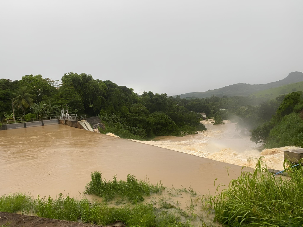 Cachoeira da Onça atrai visitantes no Noroeste Capixaba Cachoeira da Onça atrai visitantes no Noroeste Capixaba