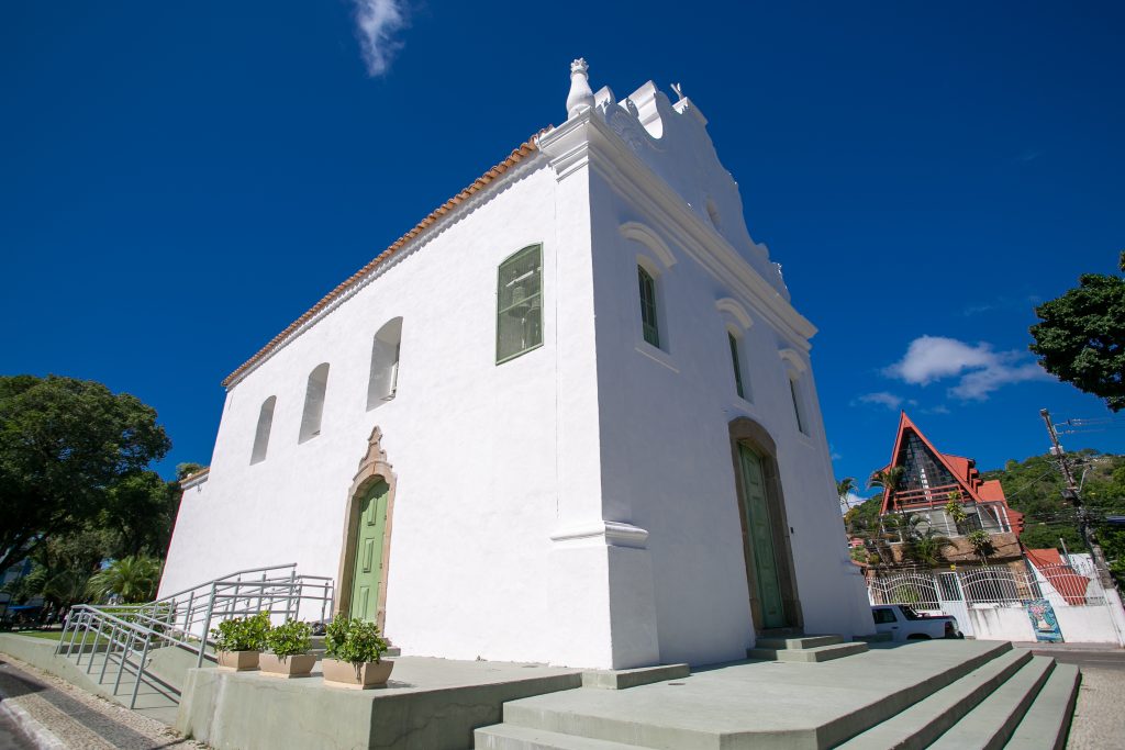 A Igreja do Rosário, na Prainha, foi restaurada, mantendo a charmosa arquitetura colonial - Foto: Divulgação / Igreja Nossa Senhora do Rosário