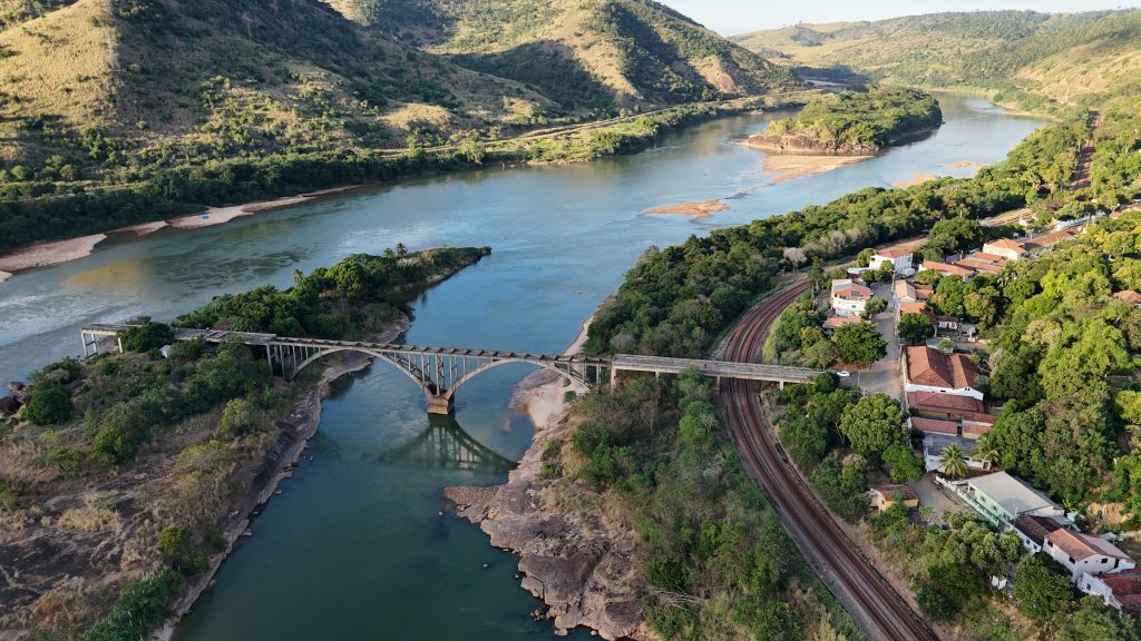 A famosa ponte inacabada de Itapina é um dos cartões postais da cidade de Colatina. Foto: Fabrício Lima/Next Editorial