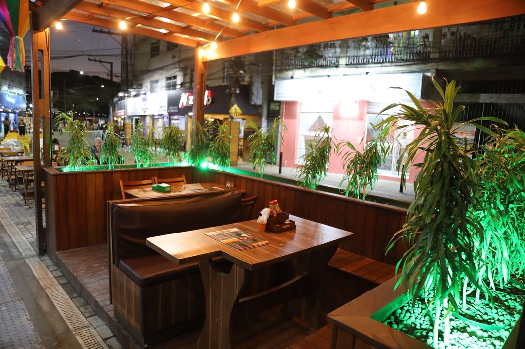Pessoas podem comer em espaços personalizados no Polo Gastronômico de Cariacica. Foto: Prefeitura de Cariacica