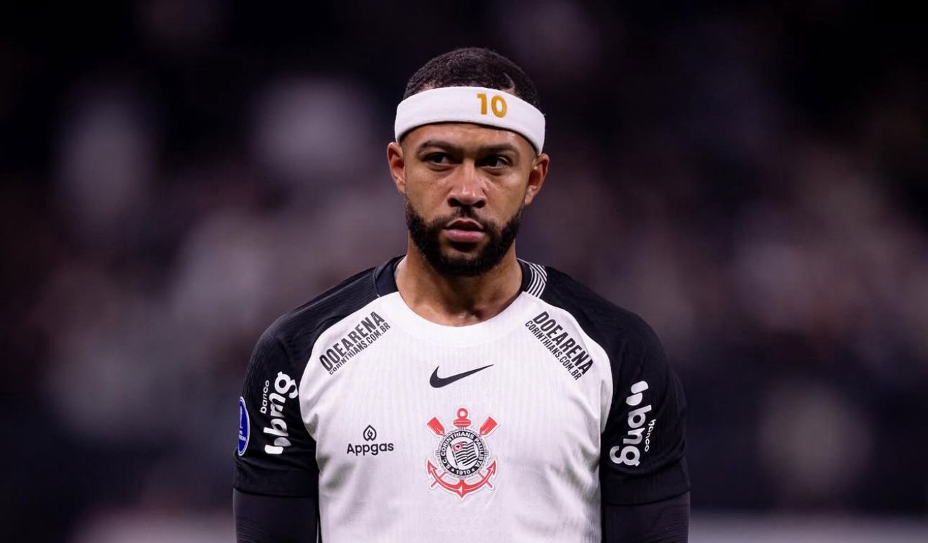 Memphis Depay reaparece no Corinthians após reunião com diretoria. Ele havia faltado ao treino de quarta-feira. O clube pagou parte do salário atrasado. Foto: Instagram/@memphisdepay