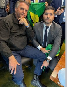 O ex-presidente Jair Bolsonaro expôs a tornozeleira eletrônica que passou a usar. Foto: reprodução - Instagram/@andrefernandes