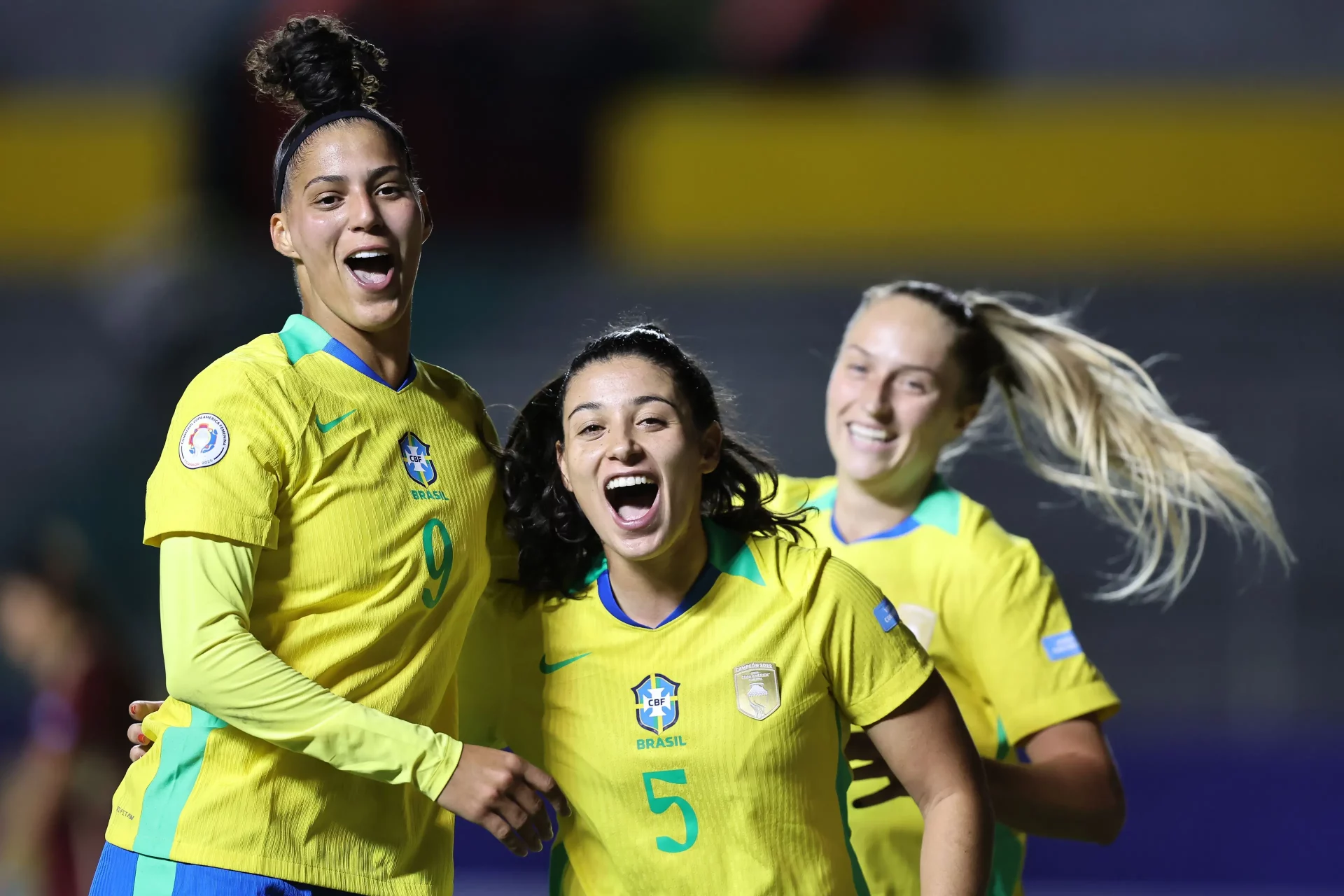 Amanda Gutierres e Dudinha, artilheiras da vitória do Brasil sobre a Venezuela na Copa América, celebram o gol marcado pela volante. Foto: Lívia Villas Boas / CBF