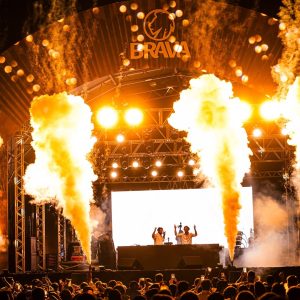 O duo Dubdogz também sempre levando uma experiência única para o público. Foto: Instagram/@bravabeachclub